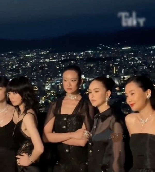 近日昆凌和陈法拉一起出席香奈儿的时尚活动，两位都搭配了黑色的裙子，也都显得好年轻