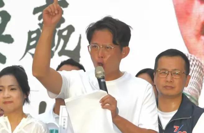 民进党也够倒霉的，本想把柯文哲抓起来，民众党就等于名存实亡了，没想到黄国昌出来了