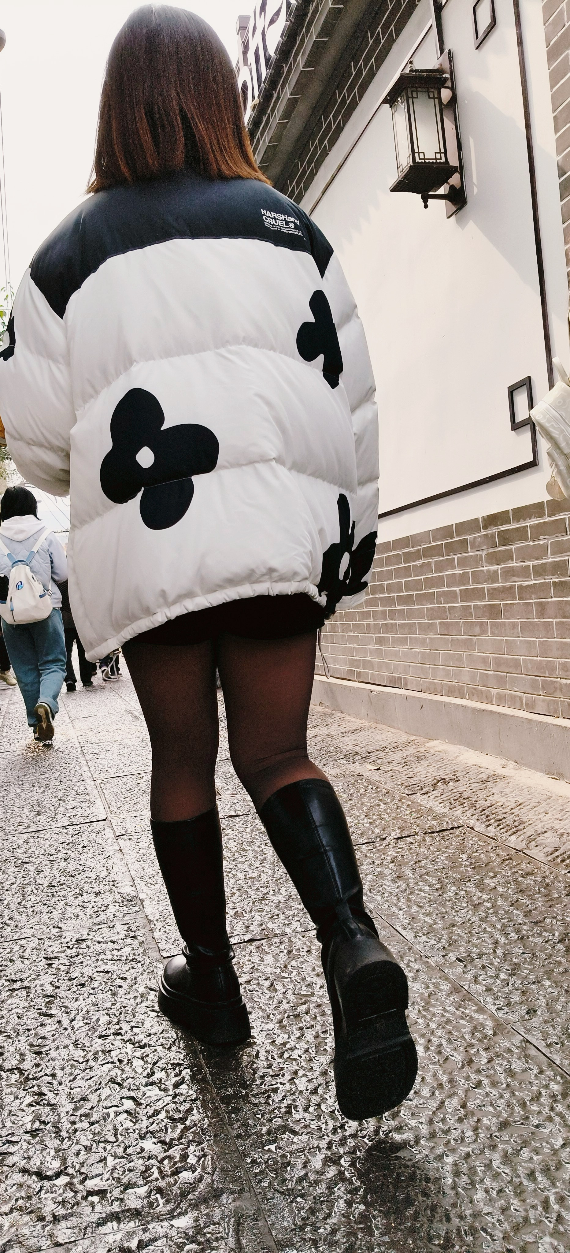 胡同遛弯ootd✨奶牛棉服裹成软fufu的奶团子，黑丝+厚底靴直接把腿长拉满！老