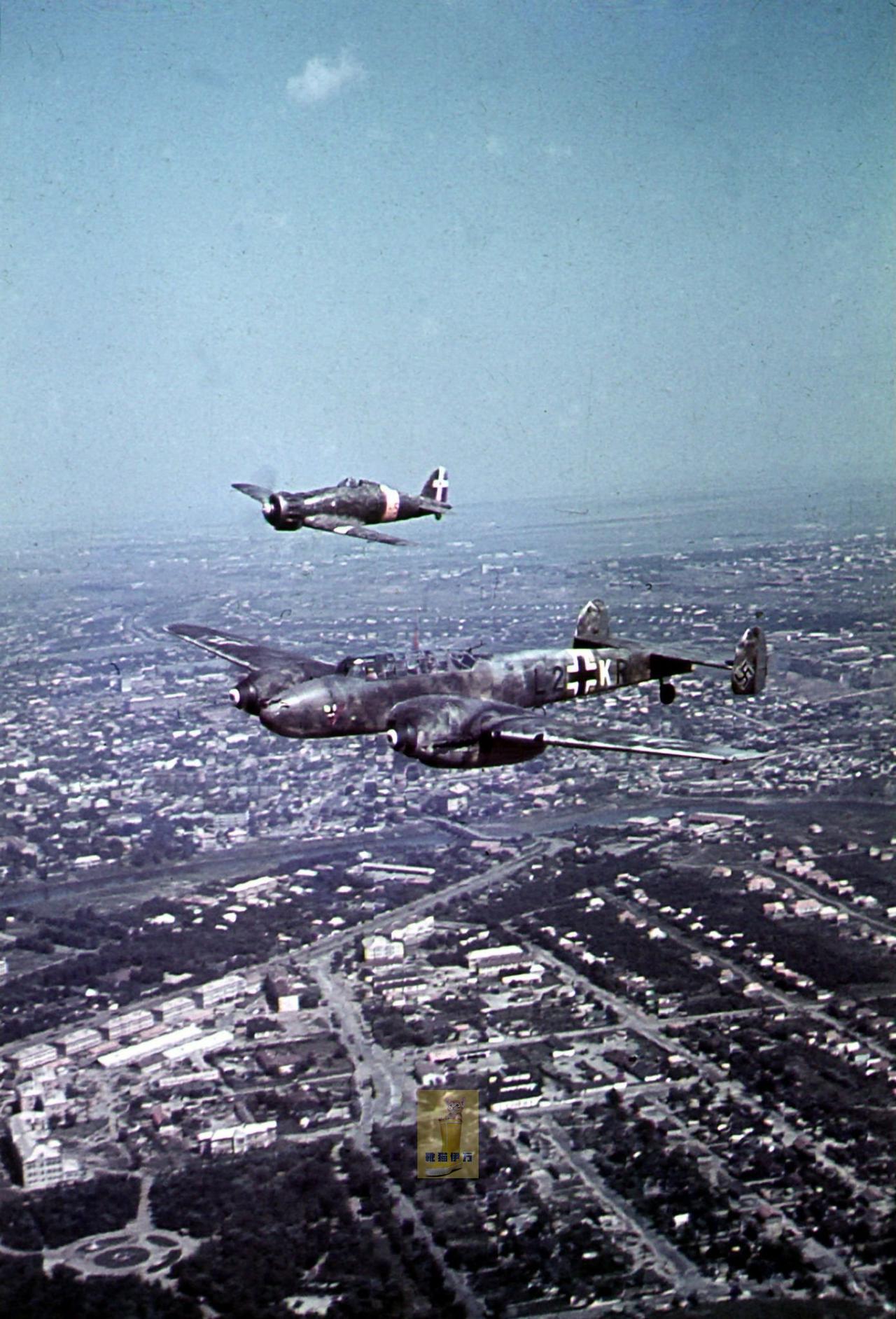 [呲牙笑]“穷光蛋帝国主义”的战斗机——1942年，意大利某城市上空。德国空军第