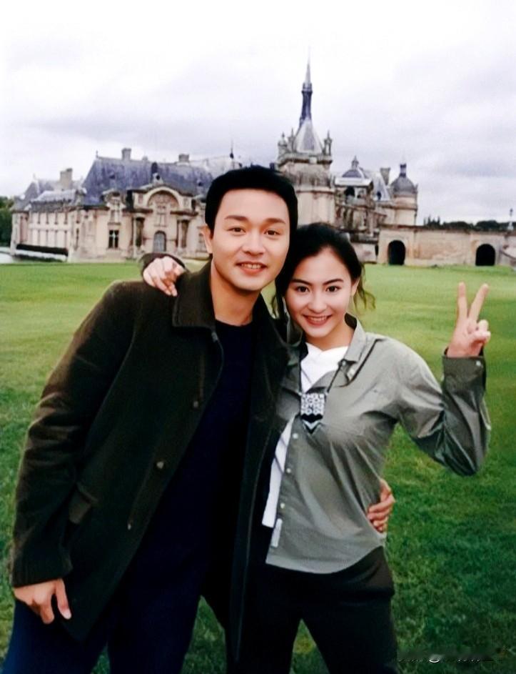 一九九九年，英俊潇洒的张国荣和如花似玉的张柏芝在法国巴黎留下的一张珍贵合影。彼时