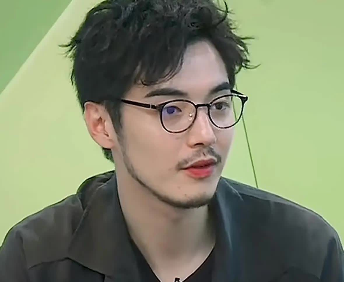 直到看见他给剧迷写的信，我才明白为什么金世佳从来不上综艺节目，甚至不更新