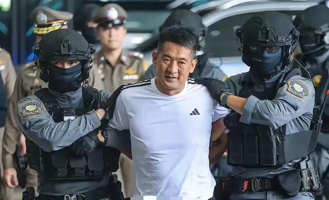 少小离家老大回，可惜，不是衣锦还乡，而是国际引渡！别看年龄不大，臭名卓著的kk