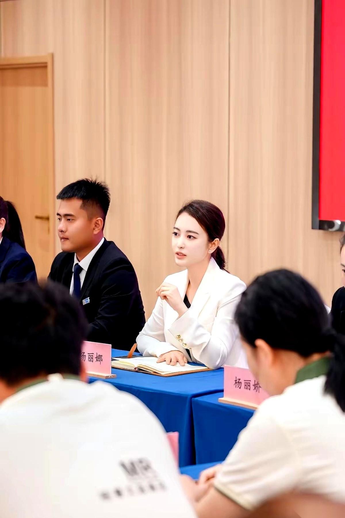拿8万块钱，去一个年轻人都跑光了的边境“空壳村”折腾，你觉得能撑几天？有个85