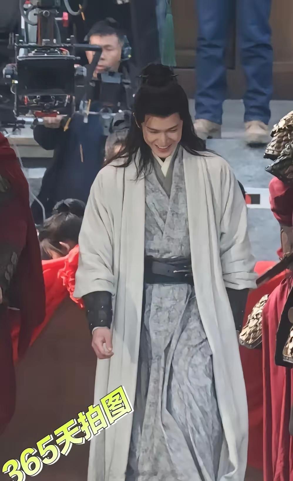 李昀锐开机后的造型，这比在九重紫降了好几个维度啊……刚上桌就要下桌了？​​​
