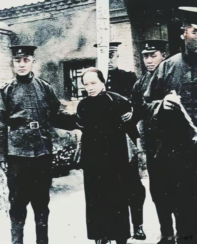 1950年，国民党特务头目蒋建霞被抓，她的处决意见上报后，相关部门曾考虑到当时的