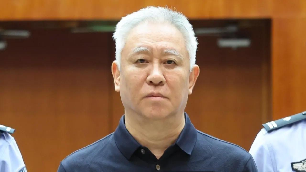 现在终于明白了，许家印当初为什么不听经济学家任泽平的建议了。招任泽平进恒大根本就