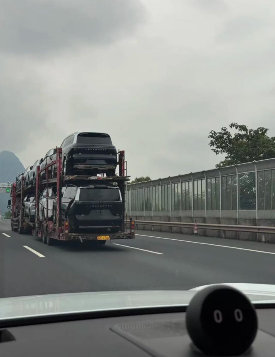 前几天偶遇了零跑D99的运输车，估计都是发往门店的现车，不过这车那么大，一次运输