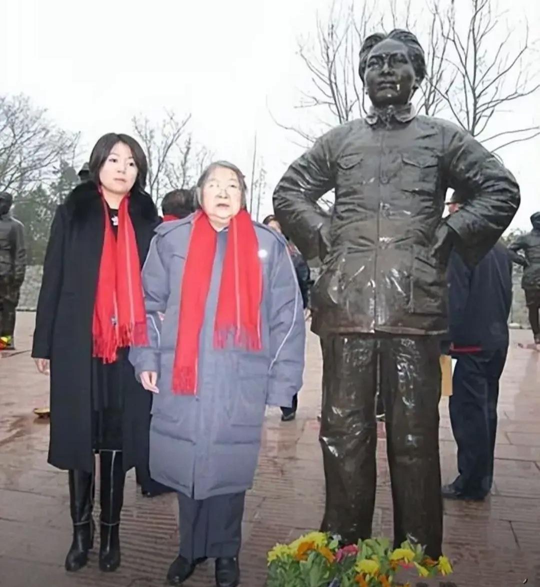 孔东梅说：我的名字是外公取的，毛主席见过这个外孙女的照片。孔东梅每每提起自己