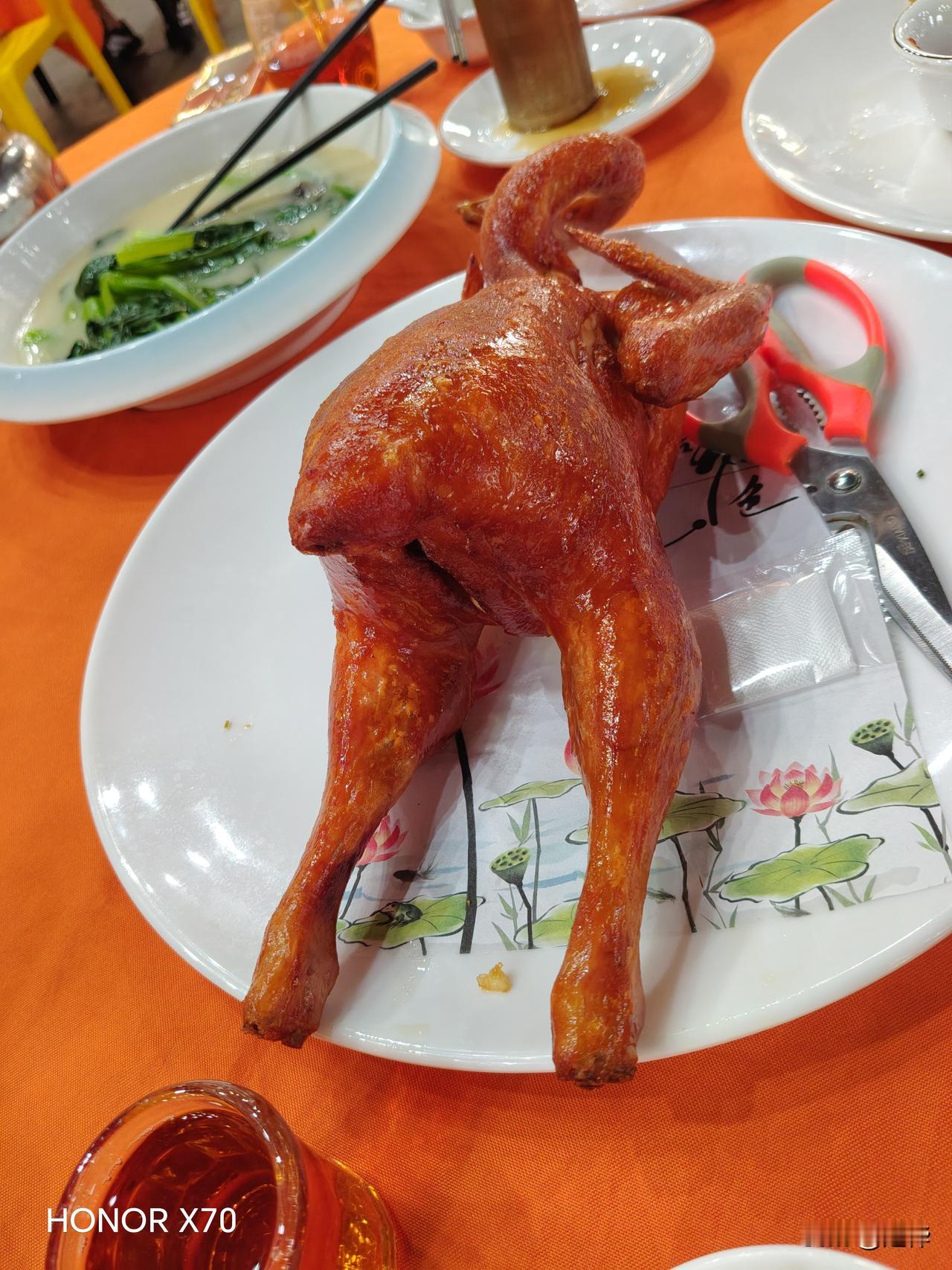 今晚来到南海桂城滋味浓大排档吃饭，满满的市井烟火气息。点了一只烧鸡，外皮香脆肉嫩