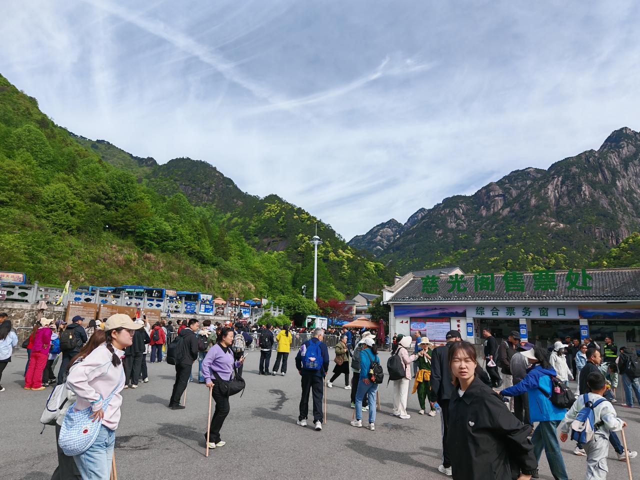 五一假期，朋友一家三口自驾去黄山玩。下午五点多准备下山的时候，脚不小心崴了，勉强