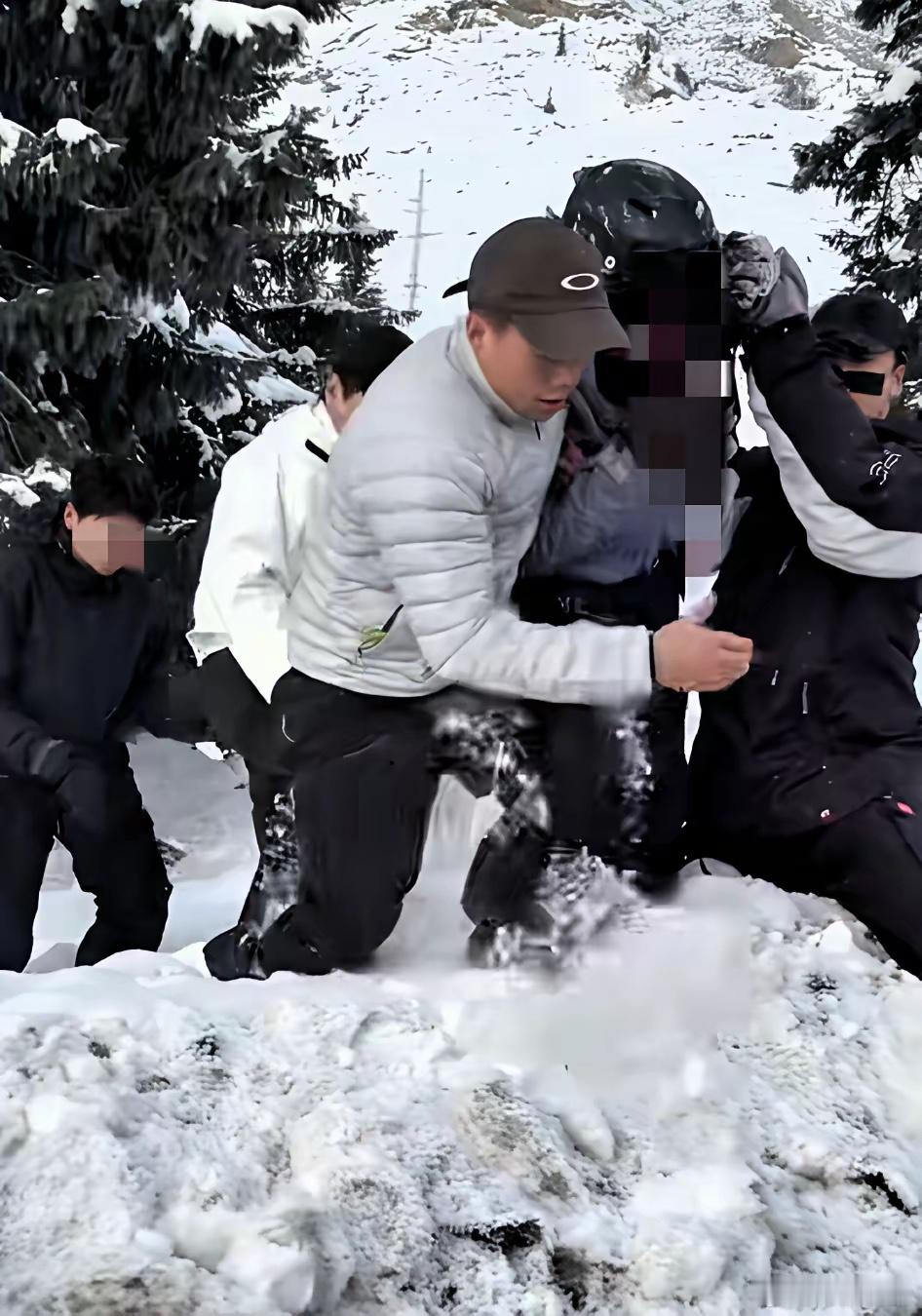 太惨了！23号在可可托海宝石沟附近，一名年轻女子滑雪归来途中，遭雪豹攻击，头部被