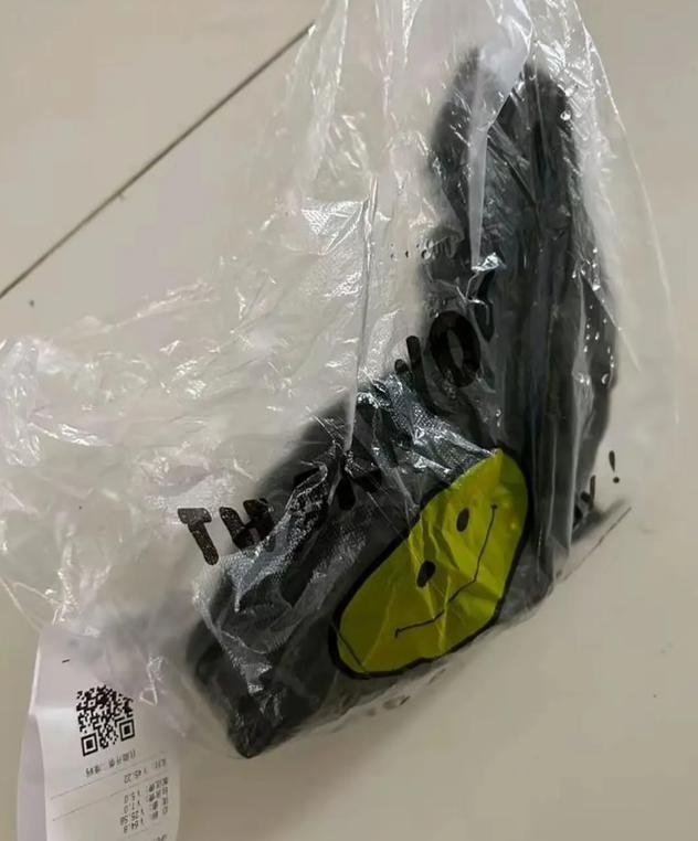 四川成都，一名女子网购了一盒12只装的避孕套，配送员送货上门时，意味深长地看了她