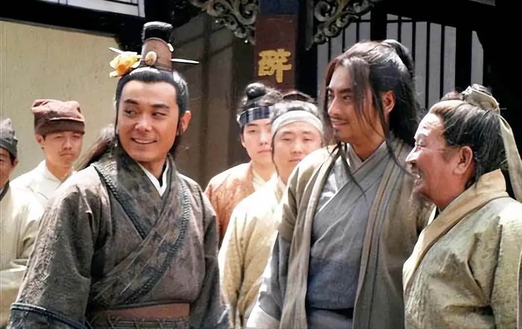 武松去飞云浦前，施恩给武松送烧鹅，为什么让人很感动？表面看只是送只鹅，但你细品，全是掏心掏肺的兄弟情