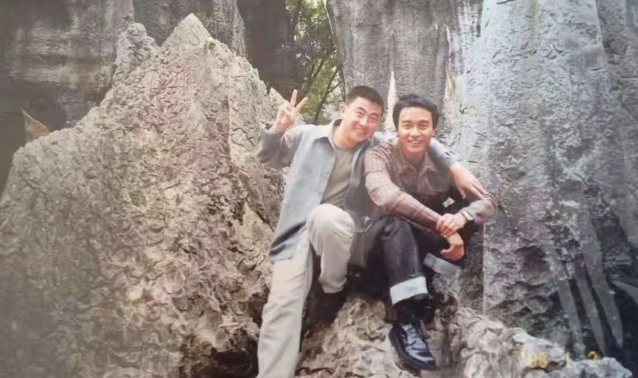 网友记录自己爸爸和张国荣的一张合照。