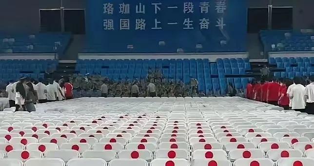 武大要出事了！！！第一眼看到这座位，马上就让我心里不舒服了，这是啥？与邻国国旗
