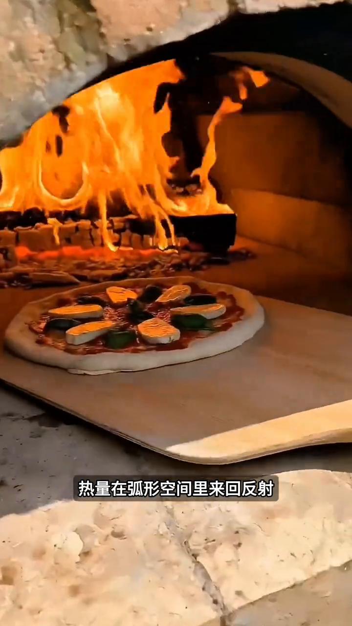谁能想到女子只用一颗气球就徒手做出一个多功能烤炉。·她把砖块围着气球一圈圈往上
