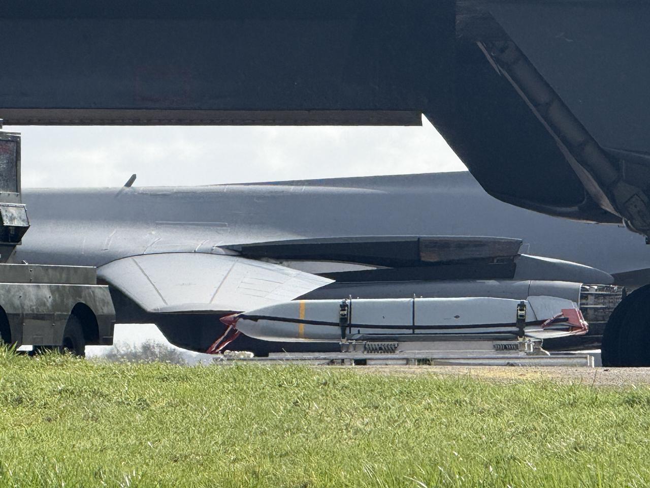 在英国本土基地，正在进行弹药装填的B-1B，看来在轰炸伊朗的任务中，B-1B不是