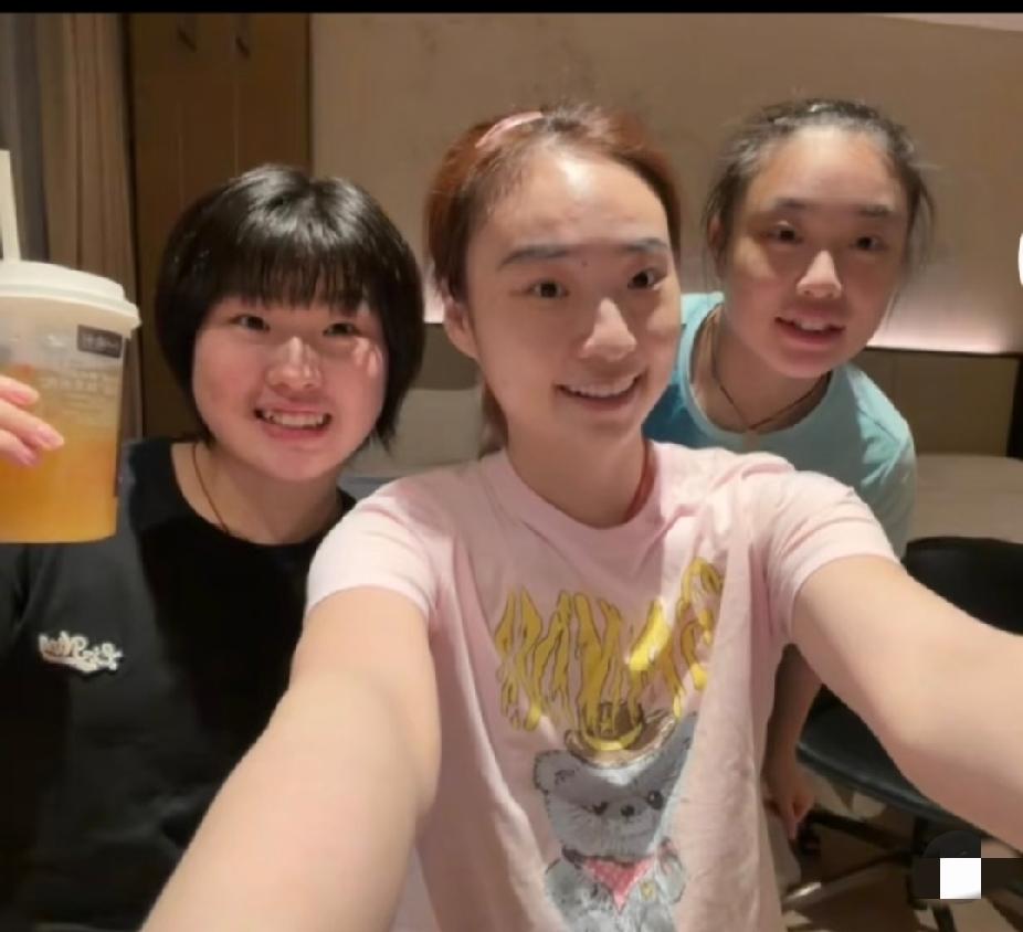第一次刷到这张好治愈的自拍✨山东队的三位美女：姜依依、徐奕、王晓彤，凑在一