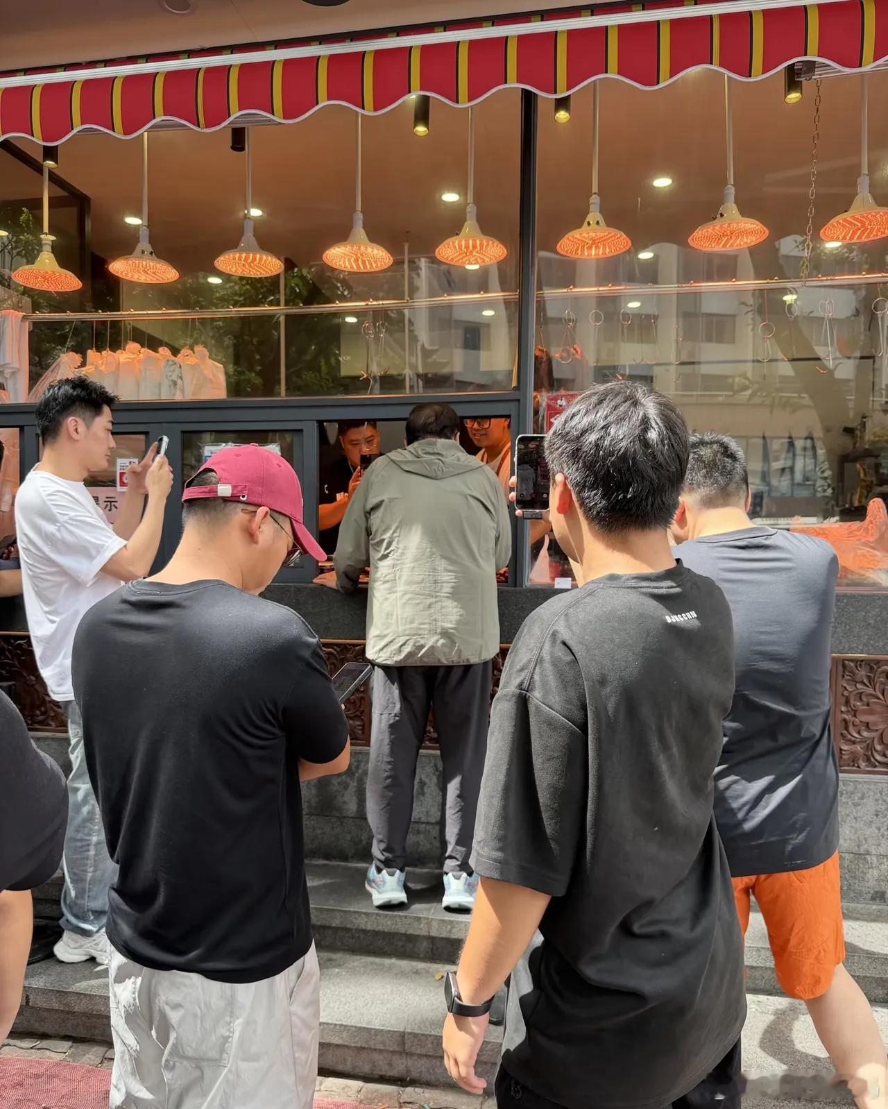 网友在汕头偶遇肥猫郑则仕他在排队买卤鹅！他今年都75岁了，但是看着状态很好，身子