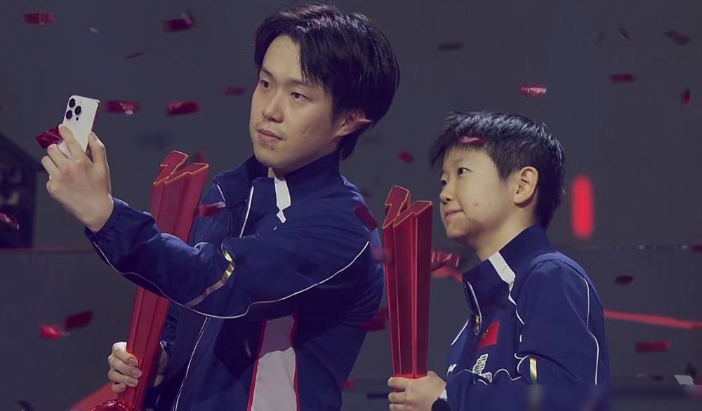 孙颖莎卫冕，王楚钦登顶！新加坡大满贯落幕日，俩人手挽手凑镜头前，闹着谁举相机