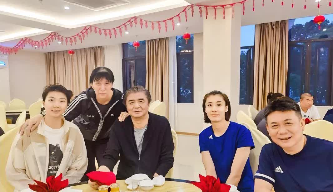 以球会友，汪嘉伟、赖亚文、袁心玥、王媛媛和蔡斌友情相聚。