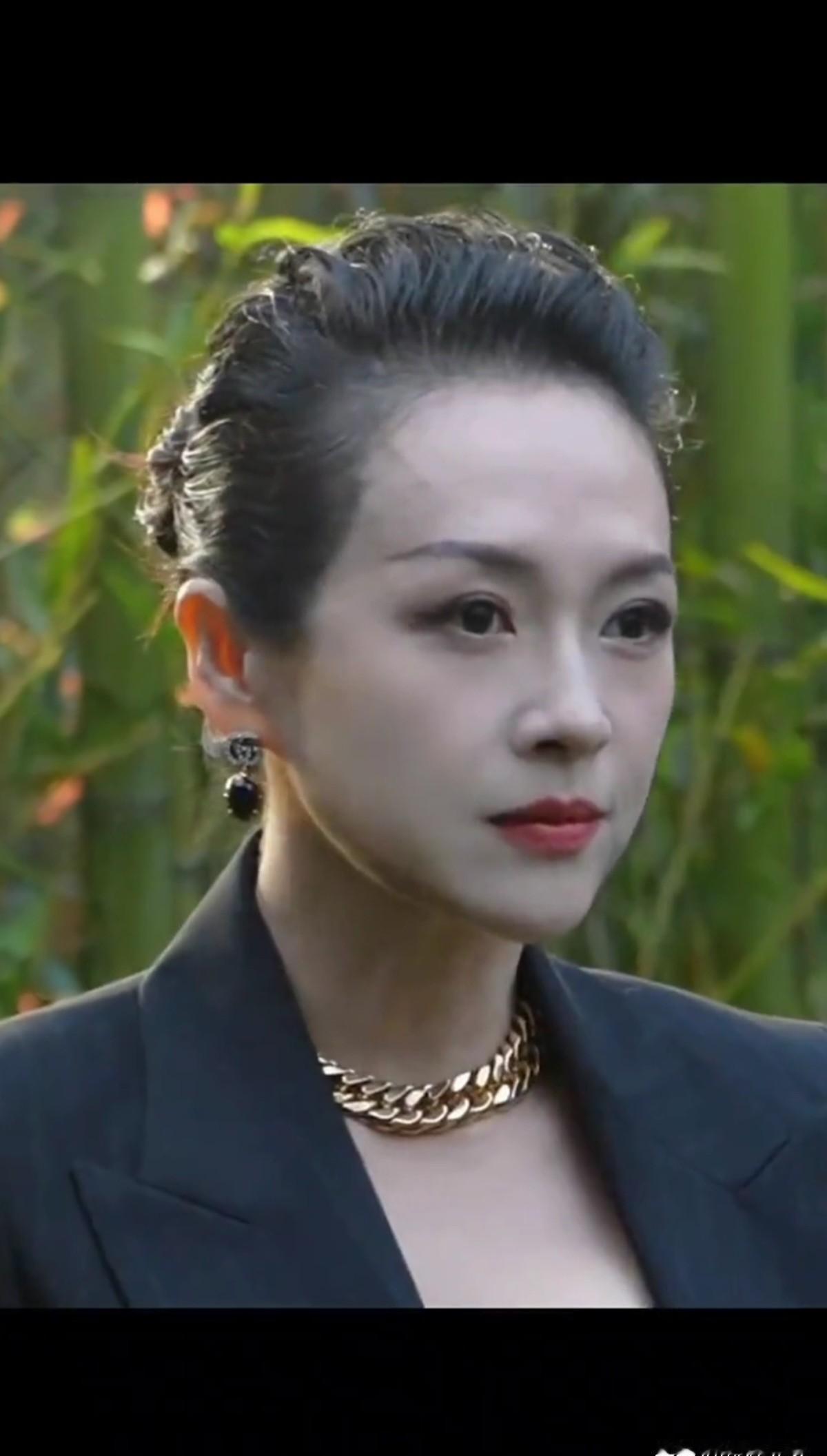 章子怡，正式进入“加时赛”。婚姻终场哨响，她眼里的那股劲，比《一代宗师》里的宫