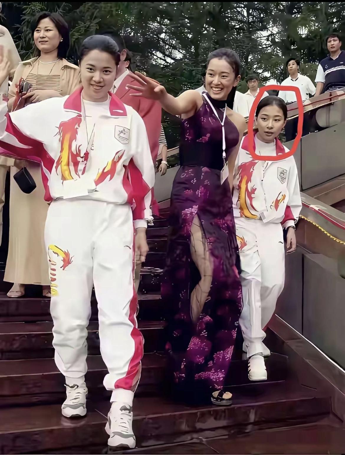 照片里巩俐旁边的小女孩是谁呀