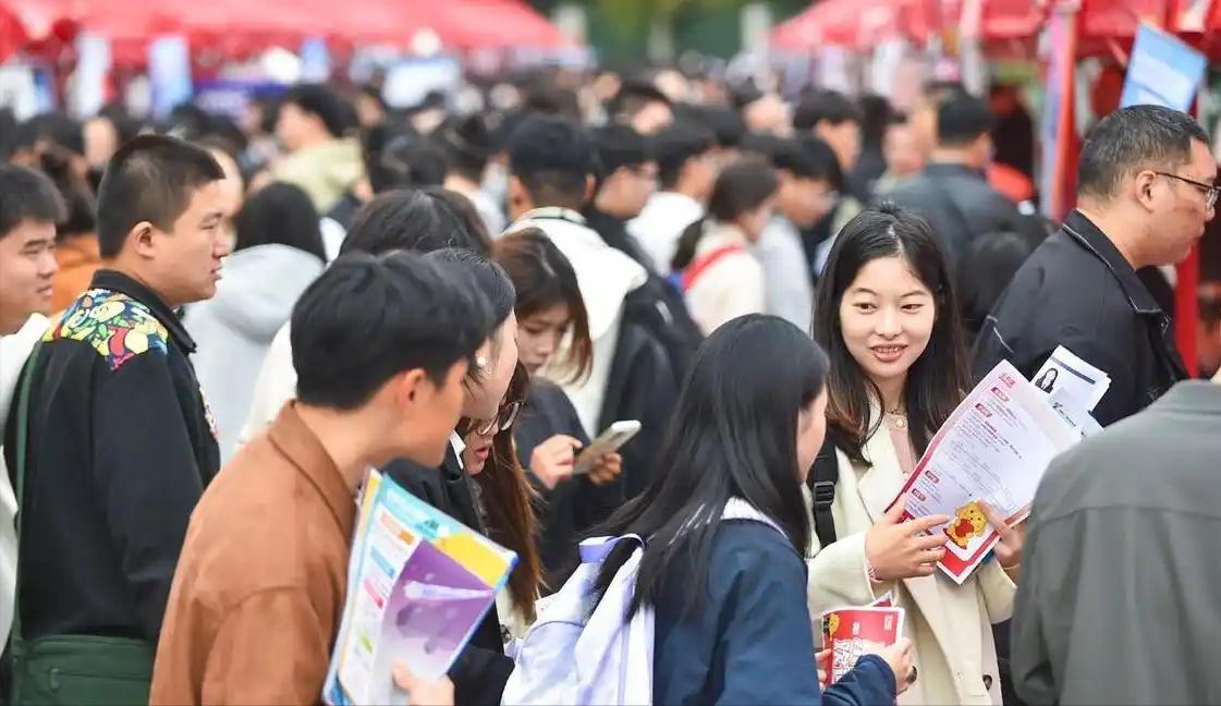 中央出手了，“十五五”规划直接揭开了“遮掩”的一面，5000万大学生，随处可见的