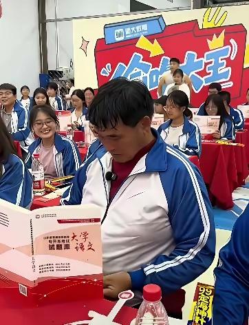 大衣哥朱之文别参加这种节目演出啦！本身也是五十多岁的人了，现在也算是不大不小的名