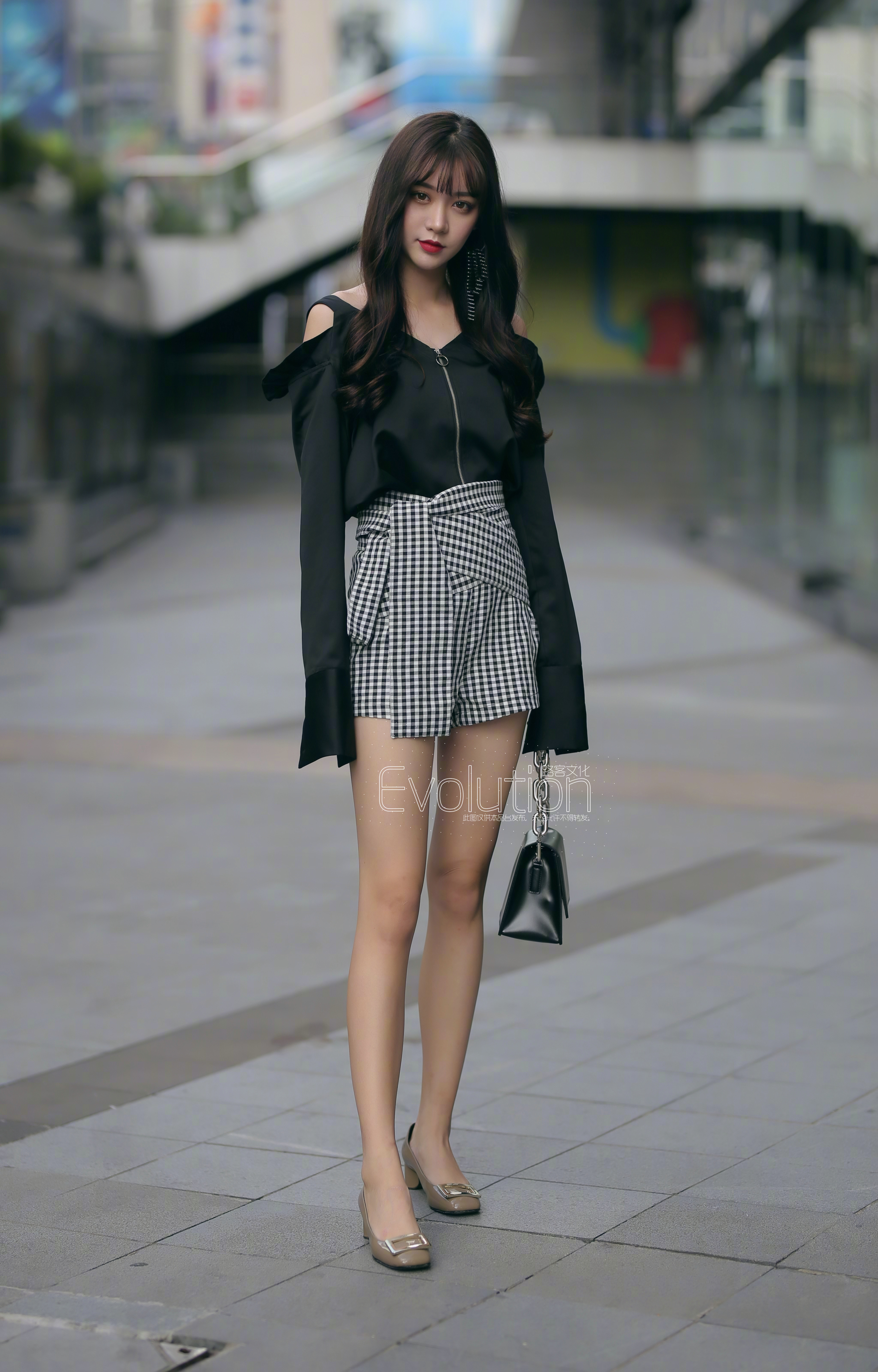 精致的穿搭让街头变成秀场，谁说时尚不能来自日常？👗✨​​​