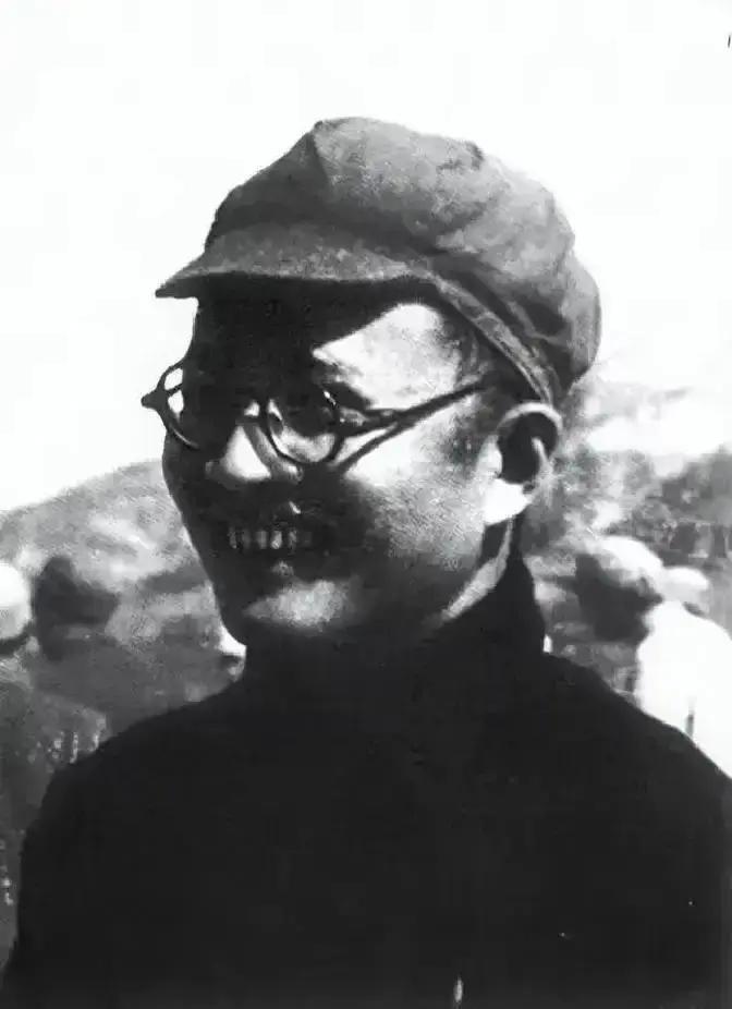 博古之子在建国后找到王震，王震沉默后说道：你爸爸是个好人。由于舆论争端的影响，博
