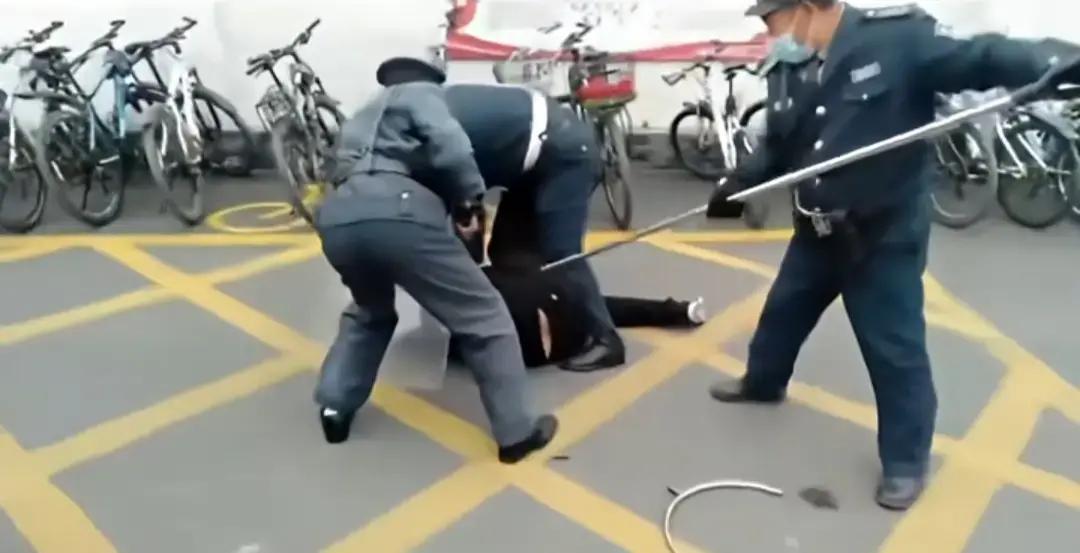 5块钱断送饭碗？太原某单位保安因收停车费被当场开除，网友炸锅了！内部停车场