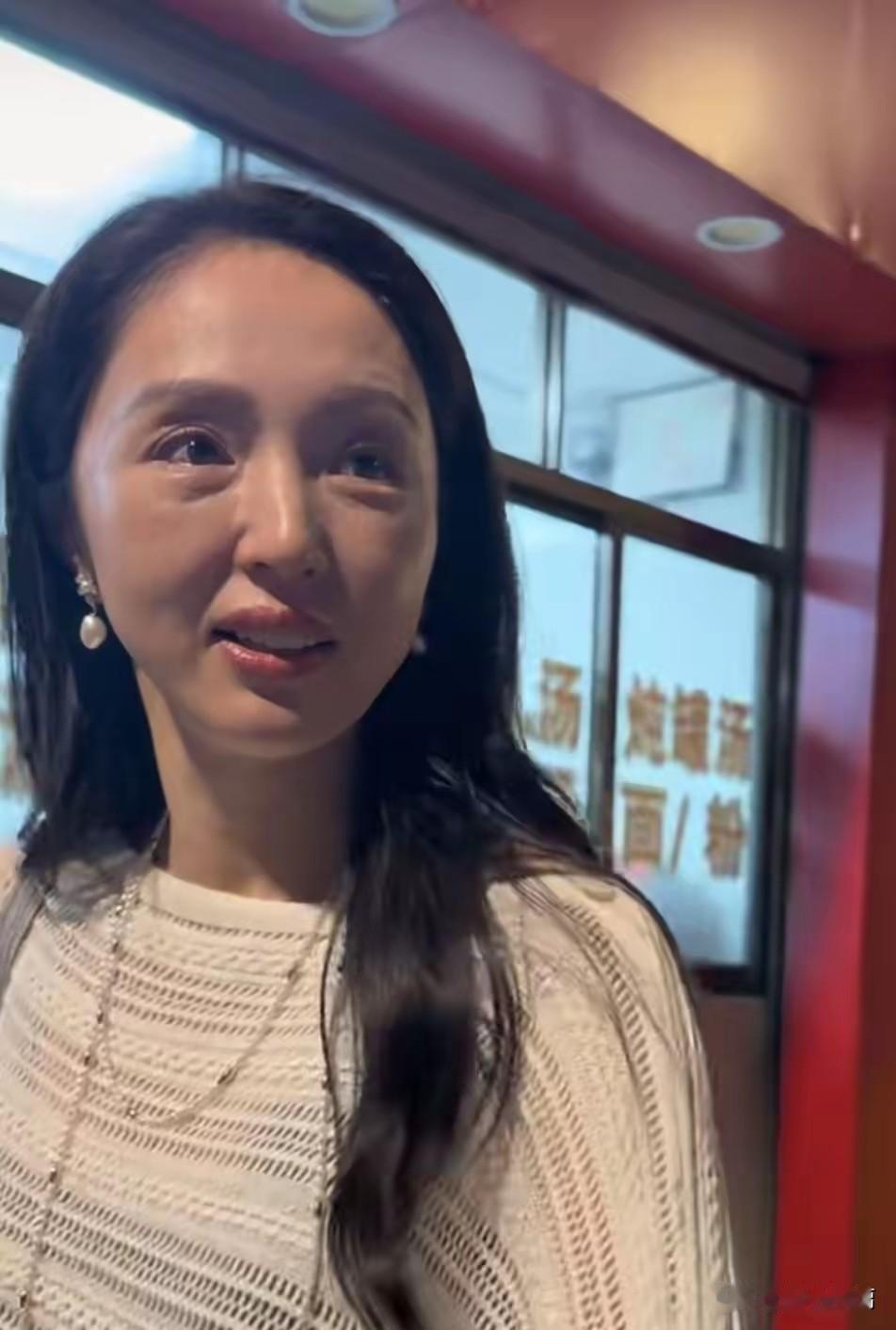 这就是董璇美颜和不美颜的区别，相对于同龄人来说还是比较漂亮的。现在是全民美颜