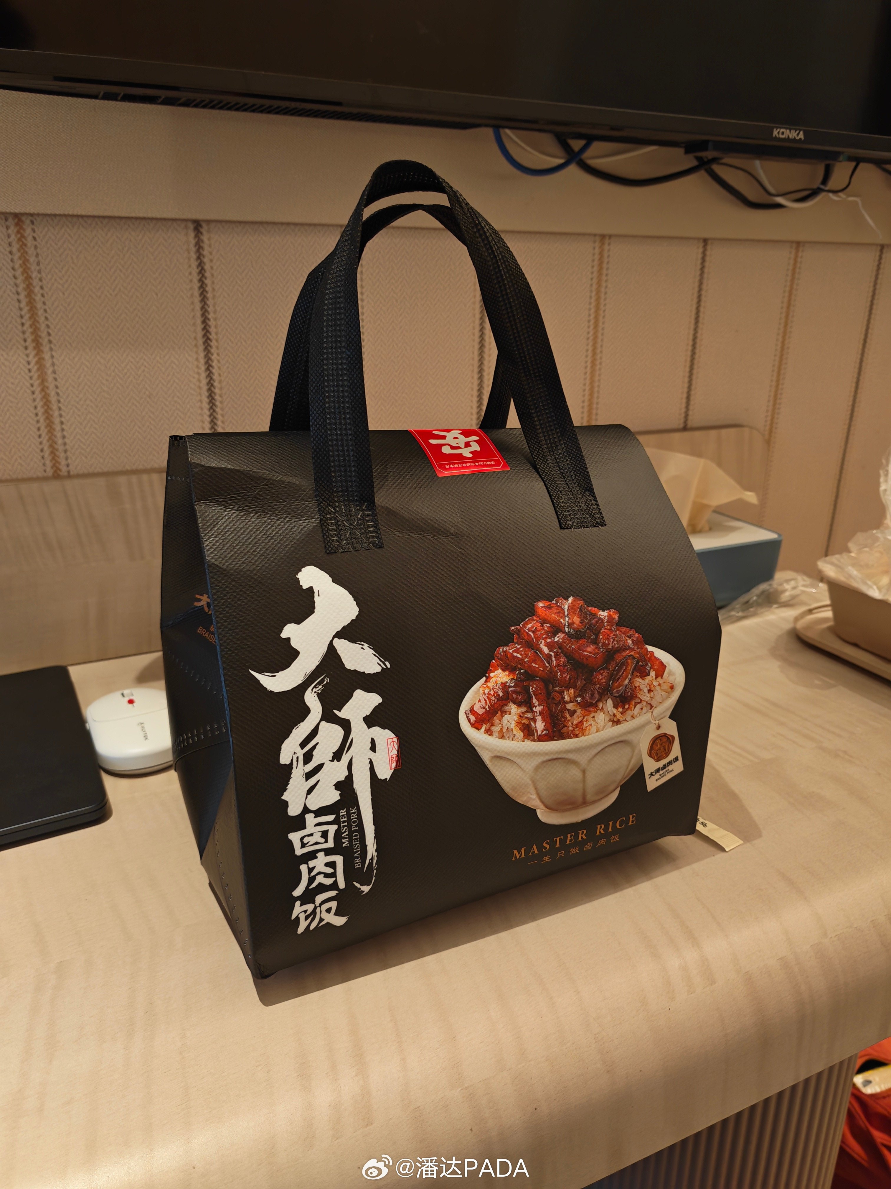 这两天在上海被这个大师卤肉饭种草了，吃了两次了，拌好以后，配上老上海猪扒美味绝了