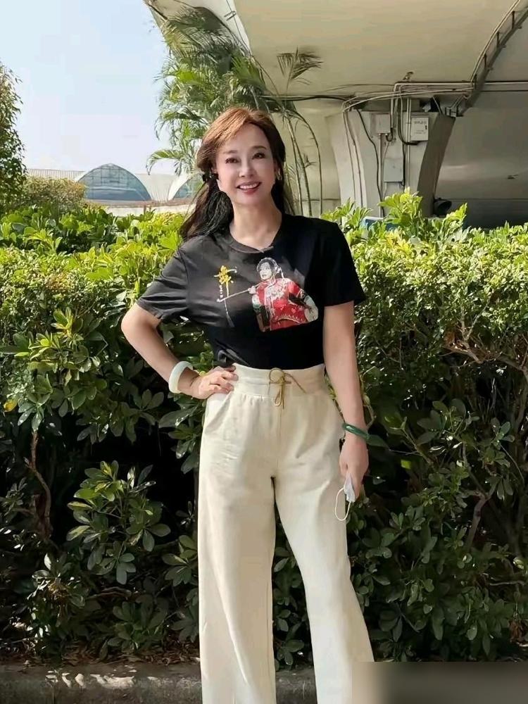 75岁刘晓庆亲45岁男演员，一场吻戏NG了18次。男演员转头就给一条“你这是