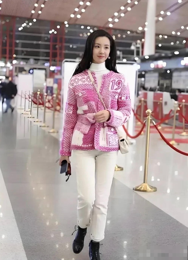 不愧是曾经南航公认的校花，颜值比赵丽颖漂亮，气质比杨幂好。168厘米的身高不高不
