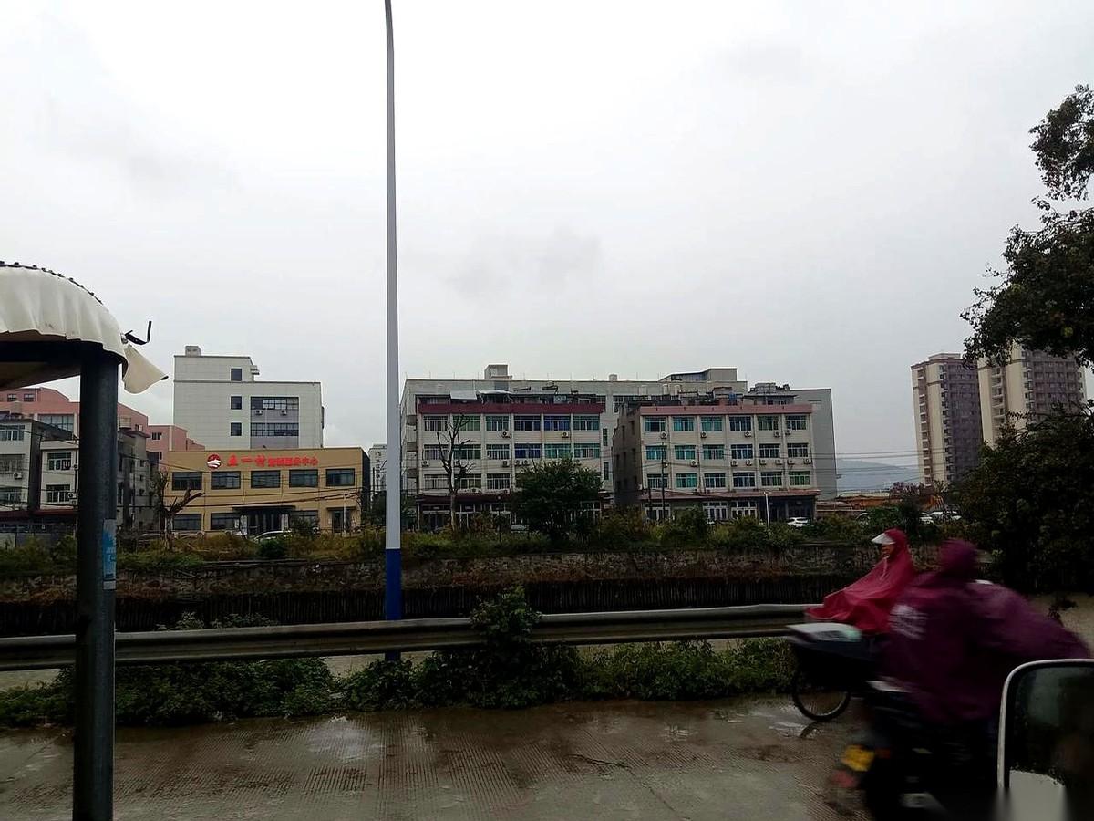 把人卡都冻了，然后指望他还钱。这操作，我真是越想越觉得魔幻。就像你跟他说：给