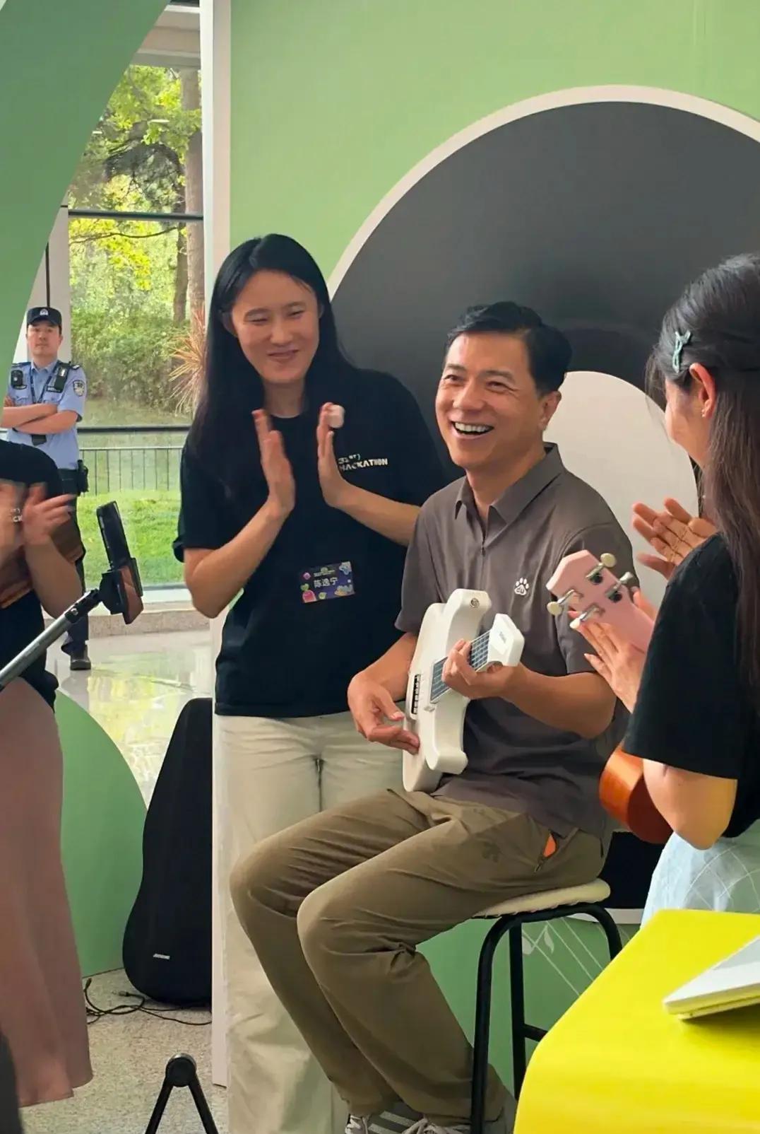 李彦宏对自己的身材管理得好让人羡慕哦，有钱那么多年，结婚那么多年，可是近期出来参