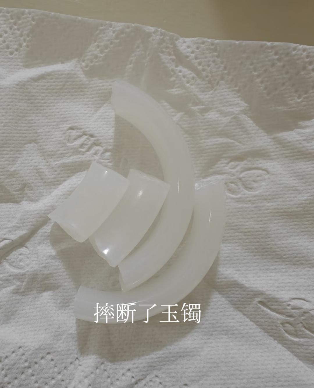 我摔了婆婆送的玉镯，老公的反应让我彻夜未眠…结婚三年，我一直小心翼翼。😔