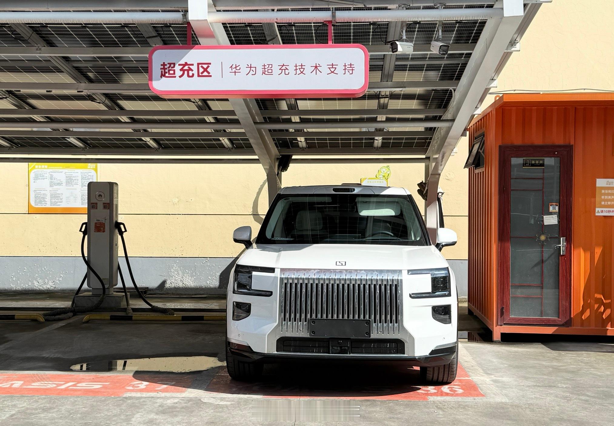 今天来了辆极氪9X的试驾车，刚好电剩的不多，索性开到公司附近的华为桩充个电，