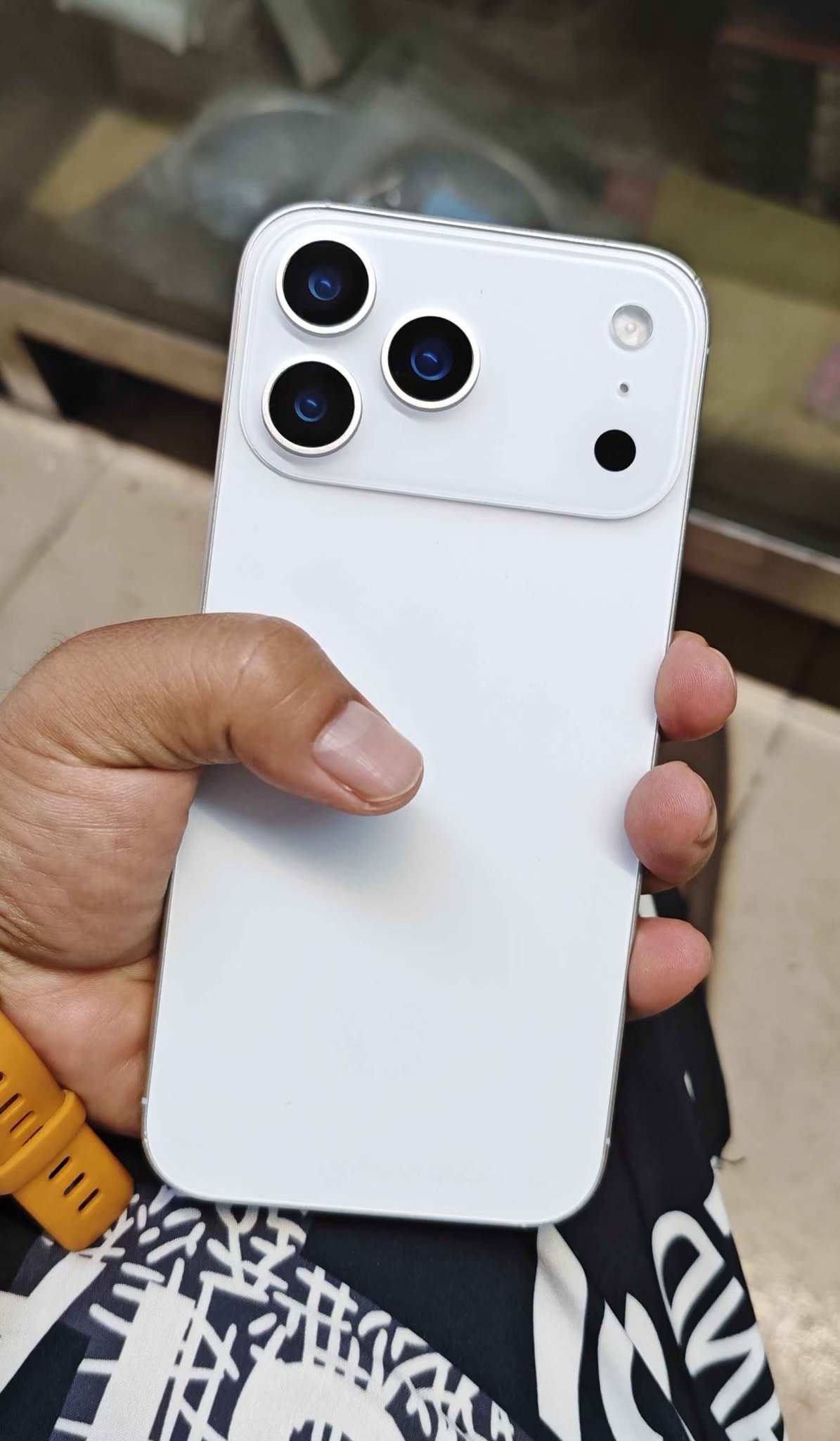 好家伙，外网博主MajinBu晒了一组iPhone17系列机模的照片。到国