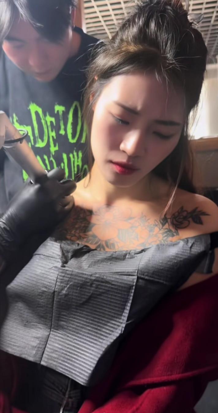 不知道纹身有什么好处,现在有好多女生有纹身,看这位美女纹身时表情,她一定不好受,
