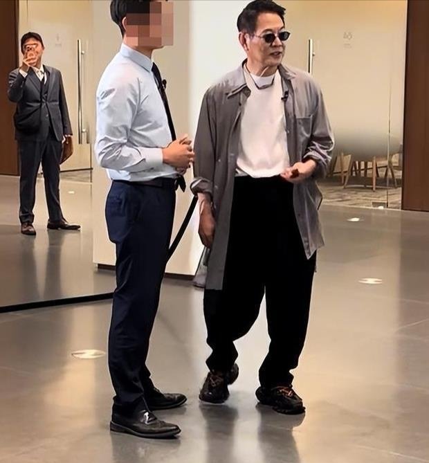 丰台偶遇李连杰提车偶遇李连杰提车北京丰台偶遇李连杰提车，远远看了一眼是他吧[哇