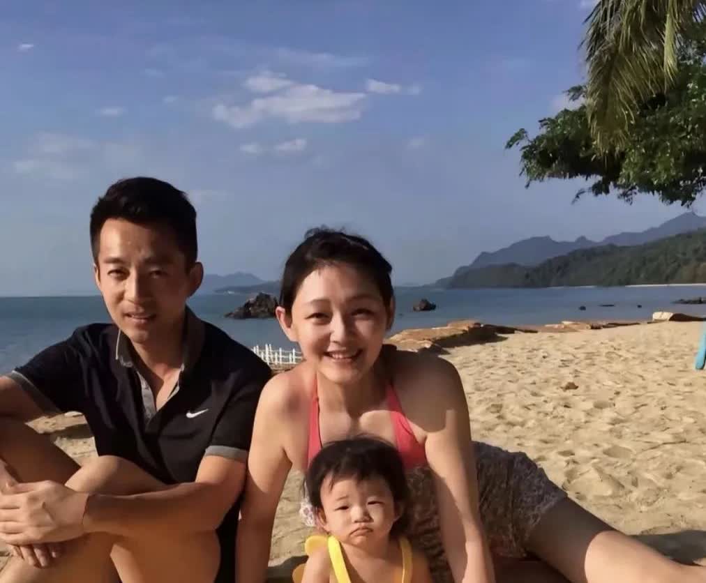 大s的人生其实挺好的啊，她长得漂亮，性格独立，年少成名，事业有成。可以养