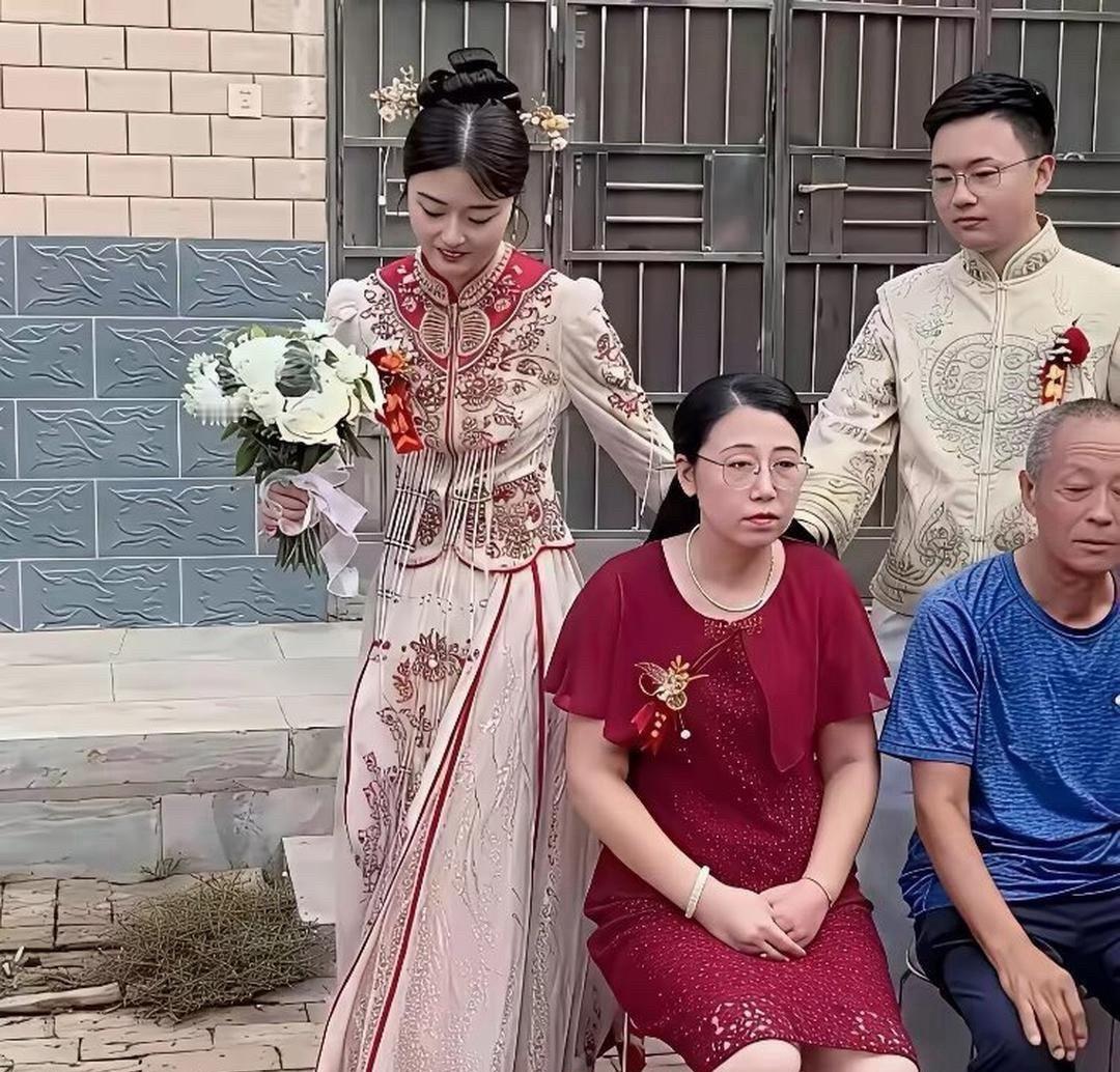 新娘要不然换个人嫁吧，这一家看着都不太高兴