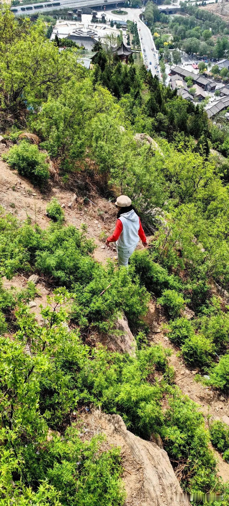 花了58块钱报了个平安保险组织的唐县一日游，庆都山顶的风景是真美，尧母湖和古镇都