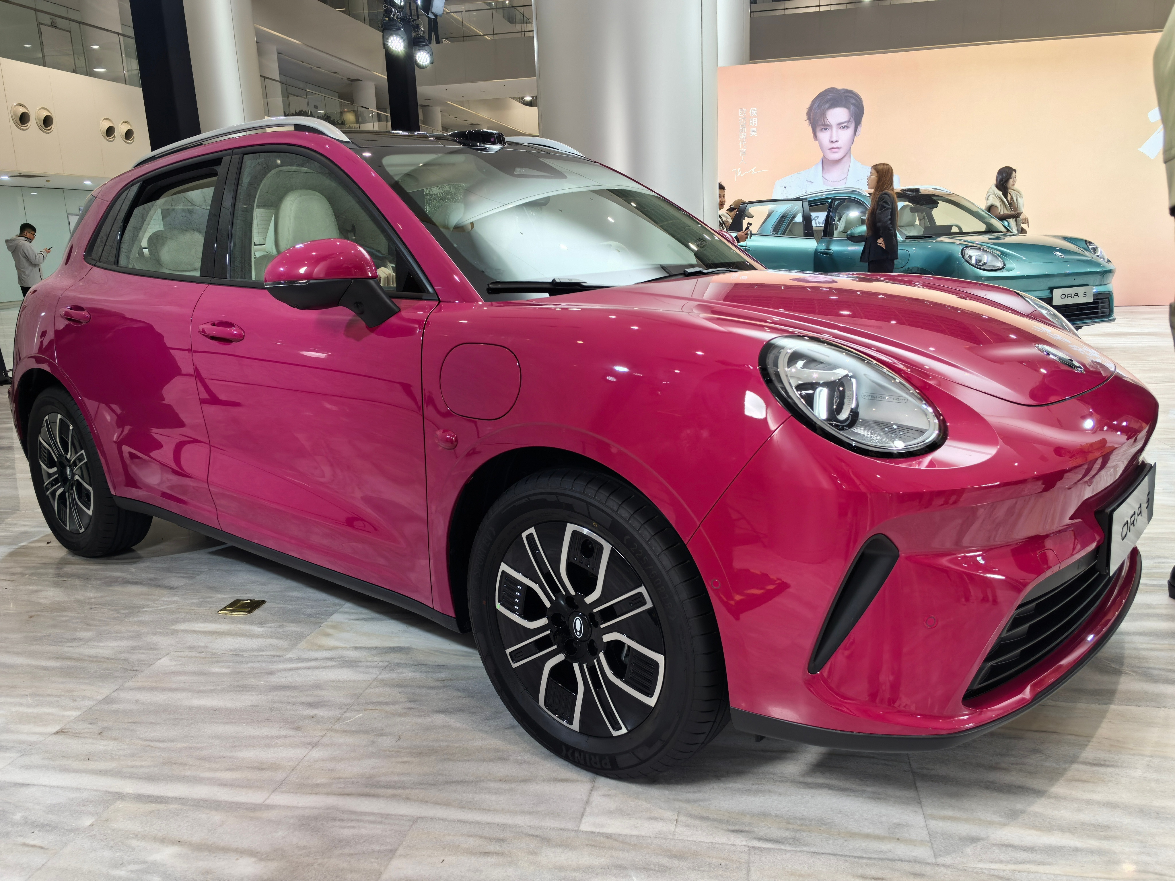 已经到达欧拉5发布会现场了，看到新款欧拉5颜值确实很高，还在现场看到了侯明昊