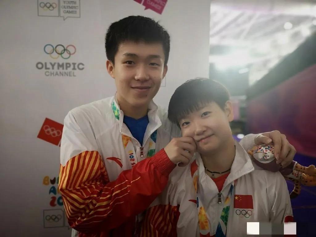 刘诗雯打趣世一的孙颖莎：“现在没人敢掐你脸了。”莎莎看了看一旁的王楚钦：“亚运会