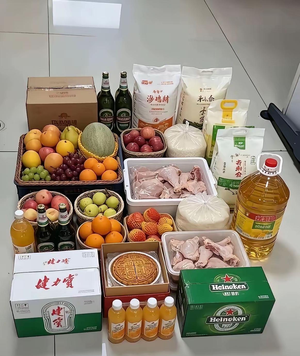 我们公司中秋节福利不错吧，挺实惠的，听老板娘说：这些东西值500元，你们看一下值